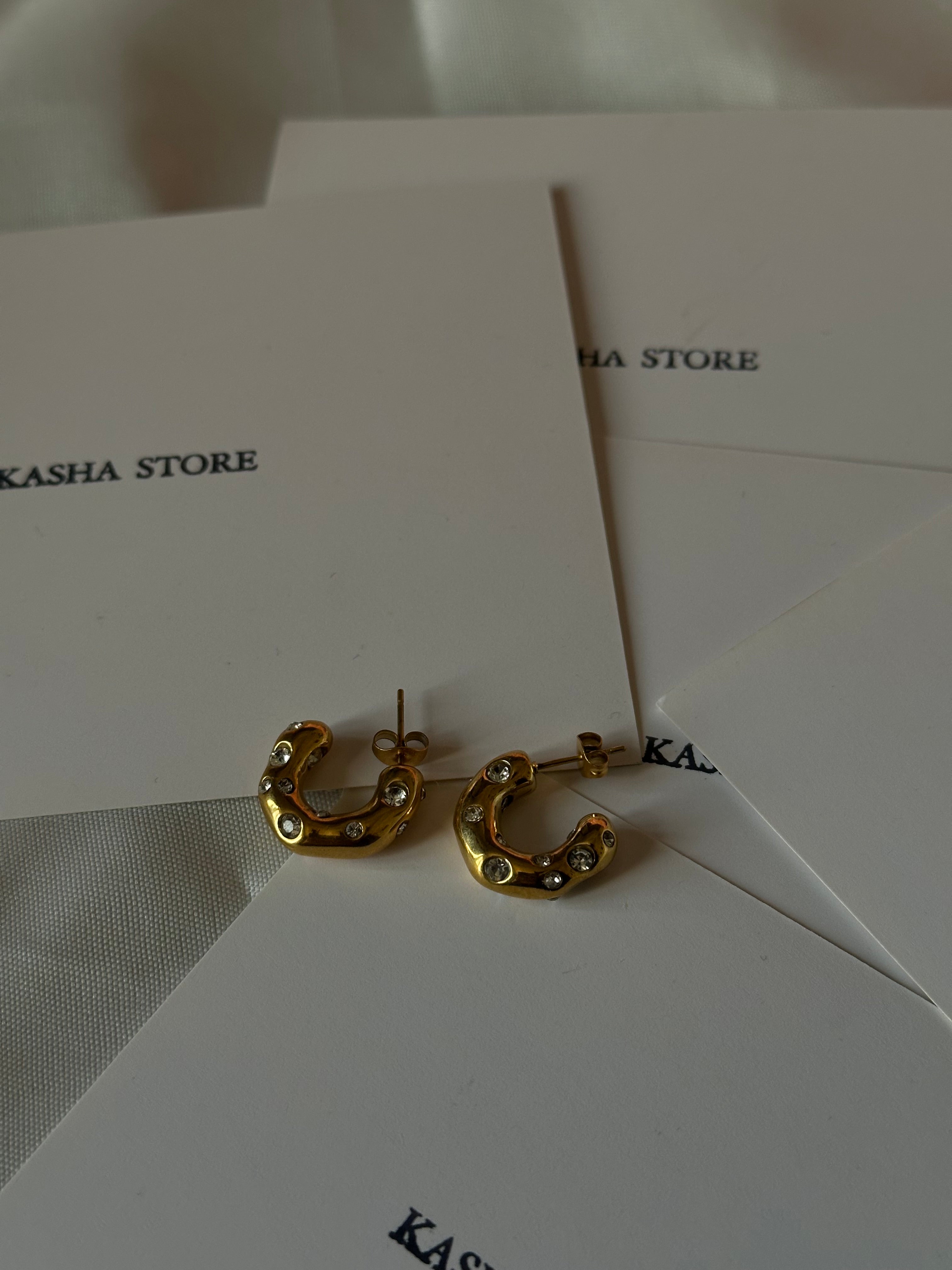 AMORA HOOPS